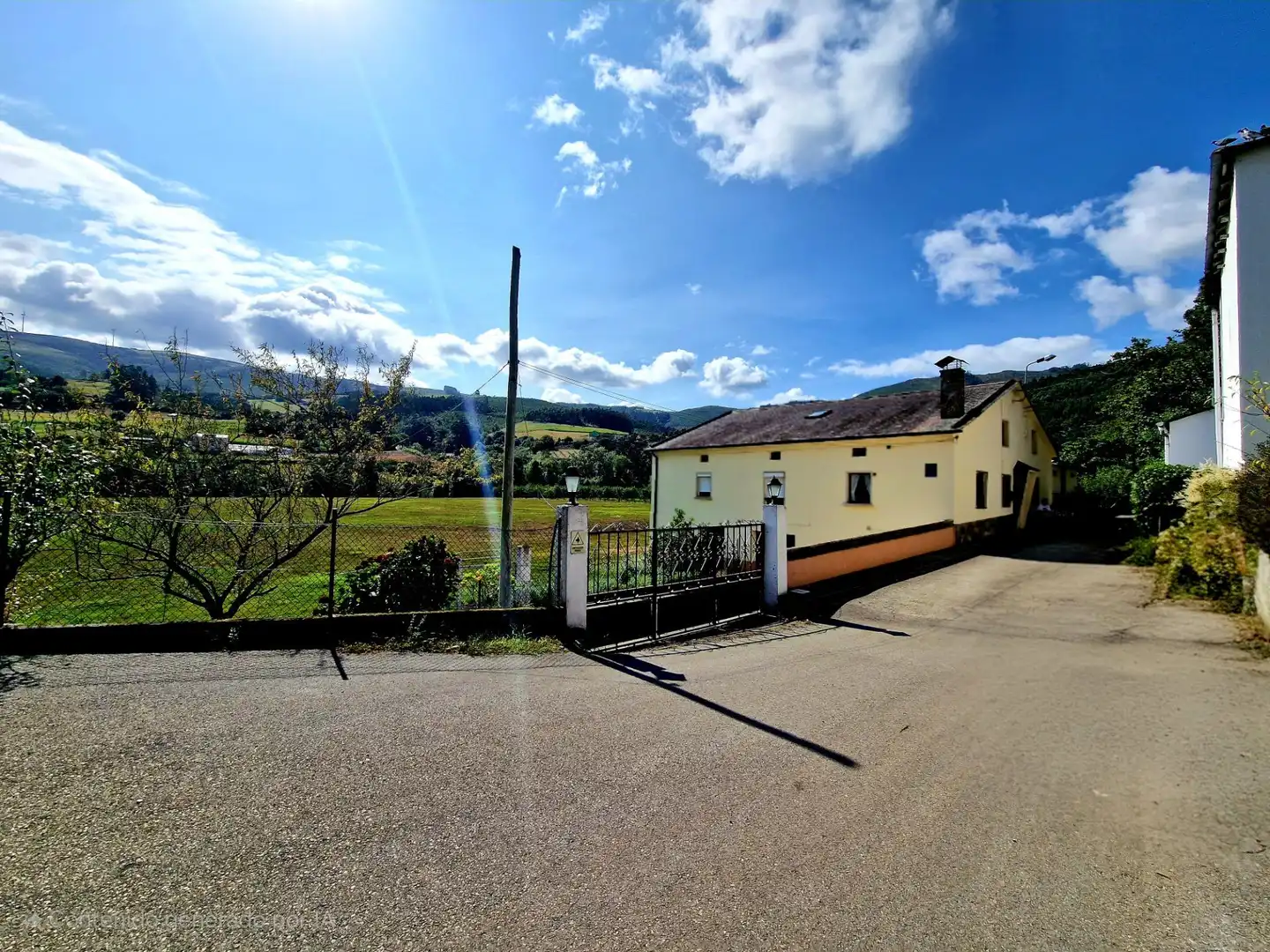 Vista exterior de Casa o xalet en venda en San Tirso de Abres amb Calefacció, Jardí privat i Traster