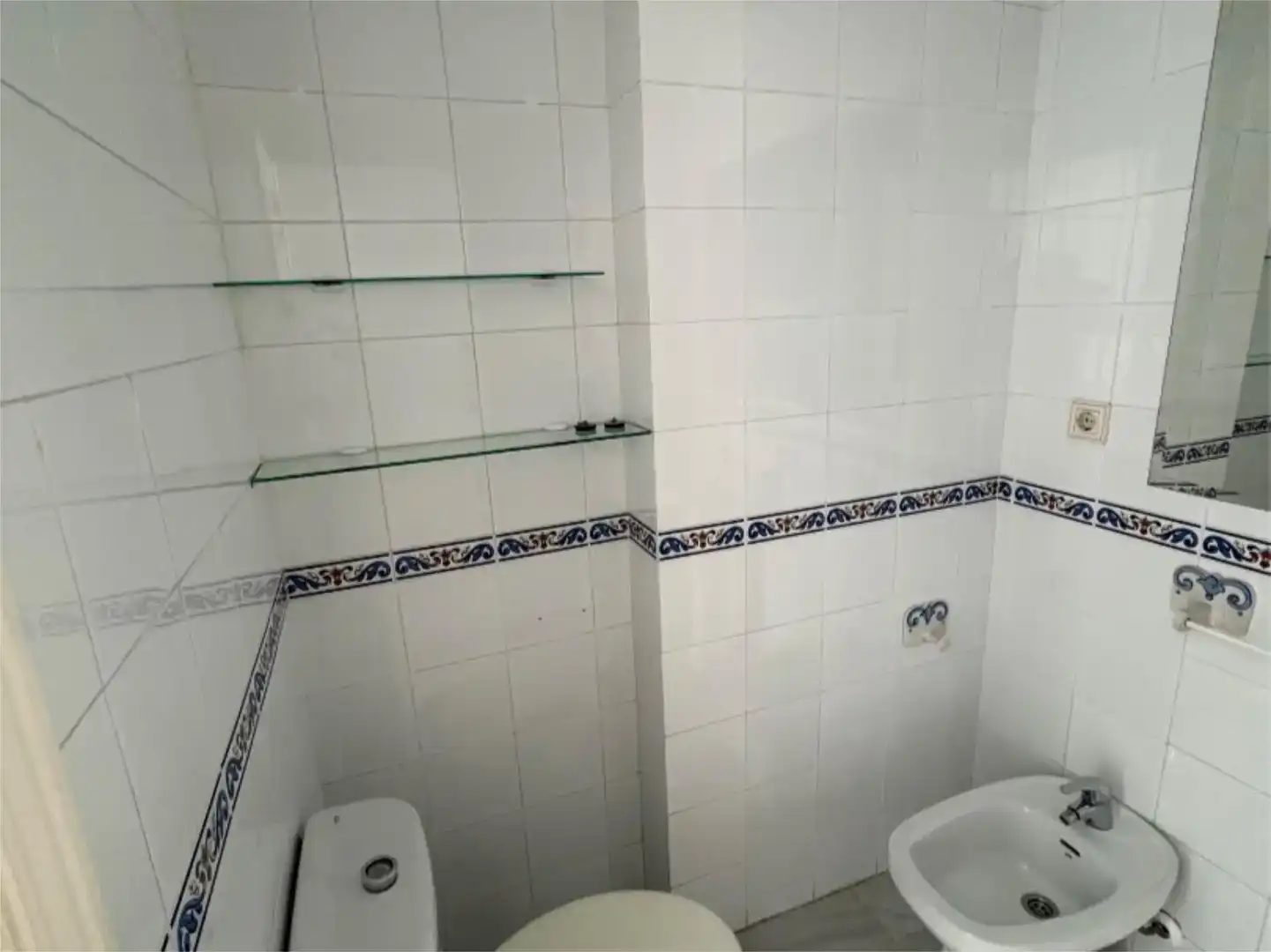 Baño de Piso de alquiler en Tomares con Aire acondicionado, Piscina y Balcón