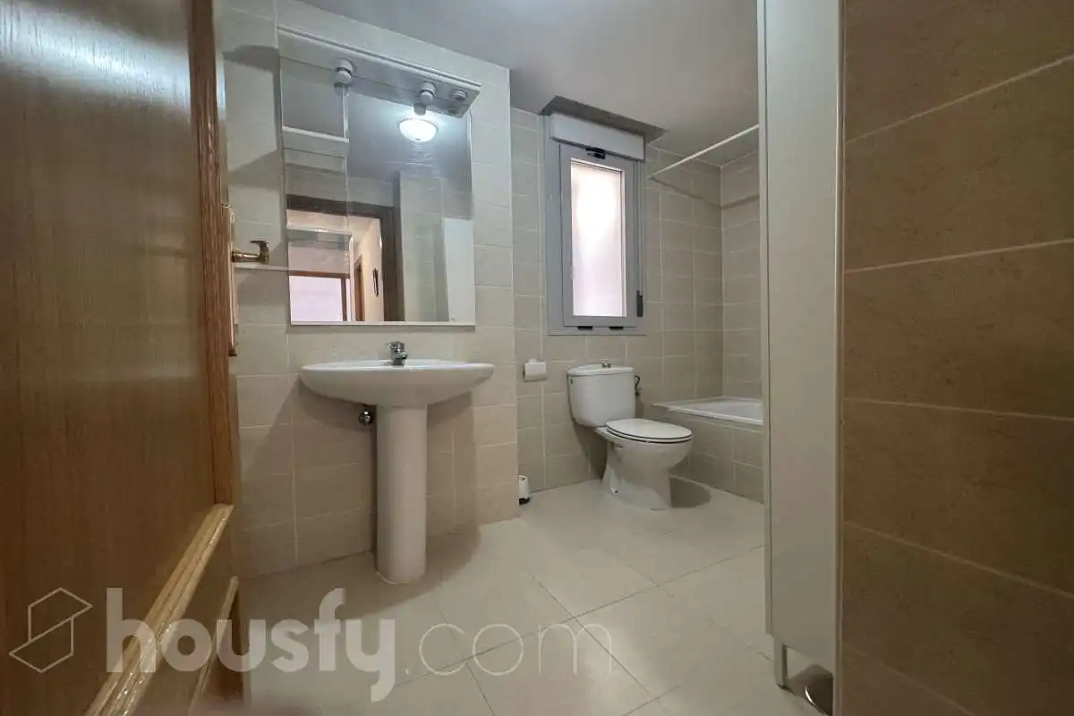 Baño de Piso de alquiler en Madrid con Trastero y Amueblado