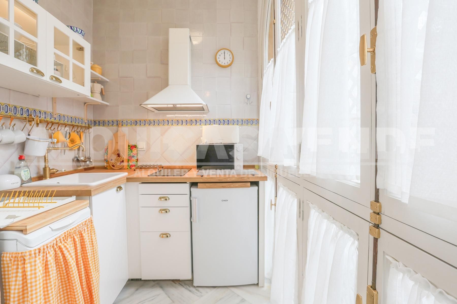 Cuina de Apartament de lloguer en  Sevilla Capital amb Aire condicionat, Moblat i Balcó