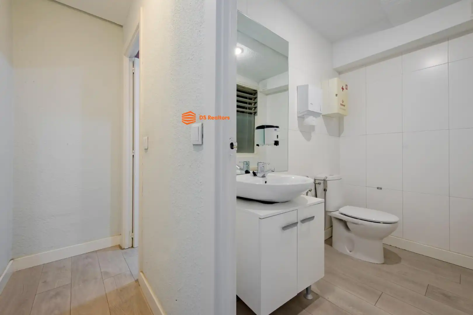 Bathroom of Flat for sale in Madrid  with Air Conditioner and Heating