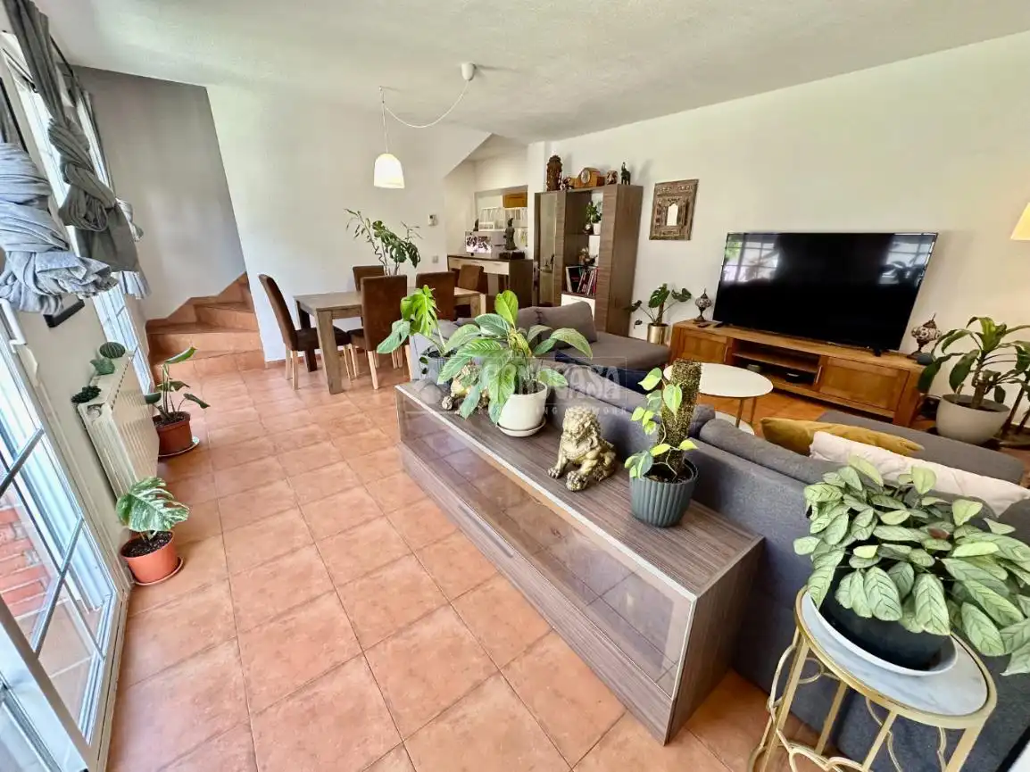 Sala de estar de Casa adosada en venta en Pioz con Calefacción, Jardín privado y Parquet