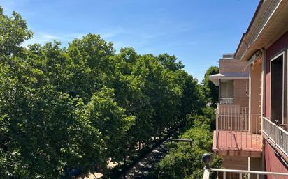 Vista exterior de Pis de lloguer en  Granada Capital amb Aire condicionat i Terrassa