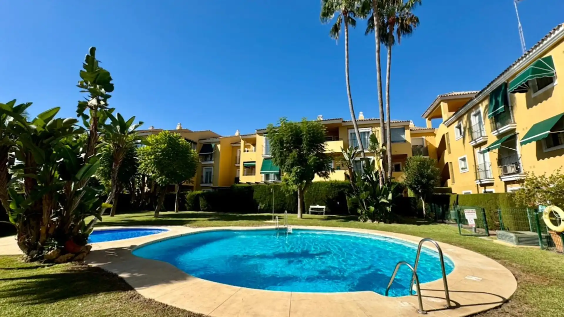 Vista exterior de Piso en venta en Marbella con Aire acondicionado, Terraza y Amueblado