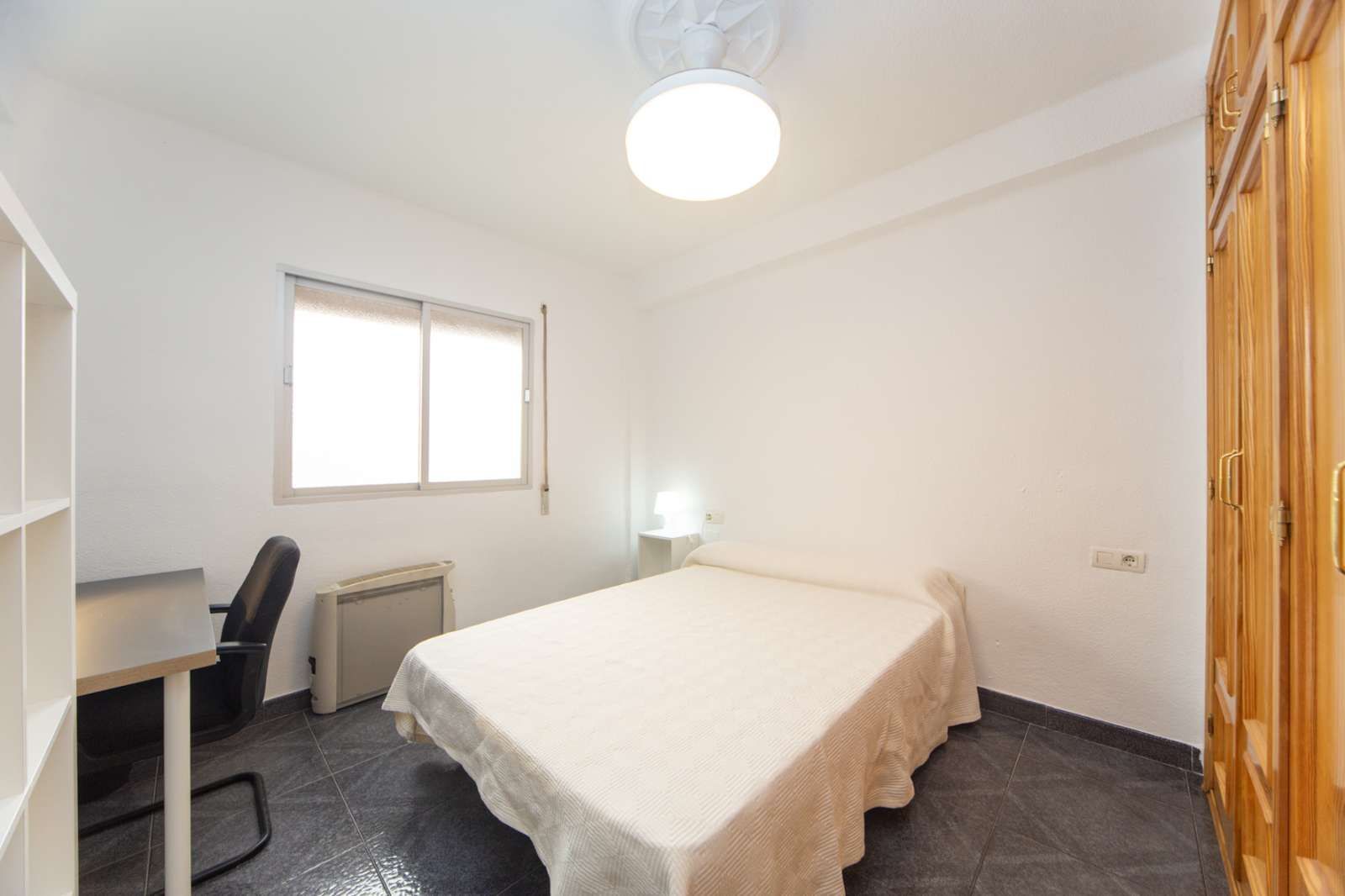 Bedroom of Flat to share in  Granada Capital  with Air Conditioner, Heating and Terrace