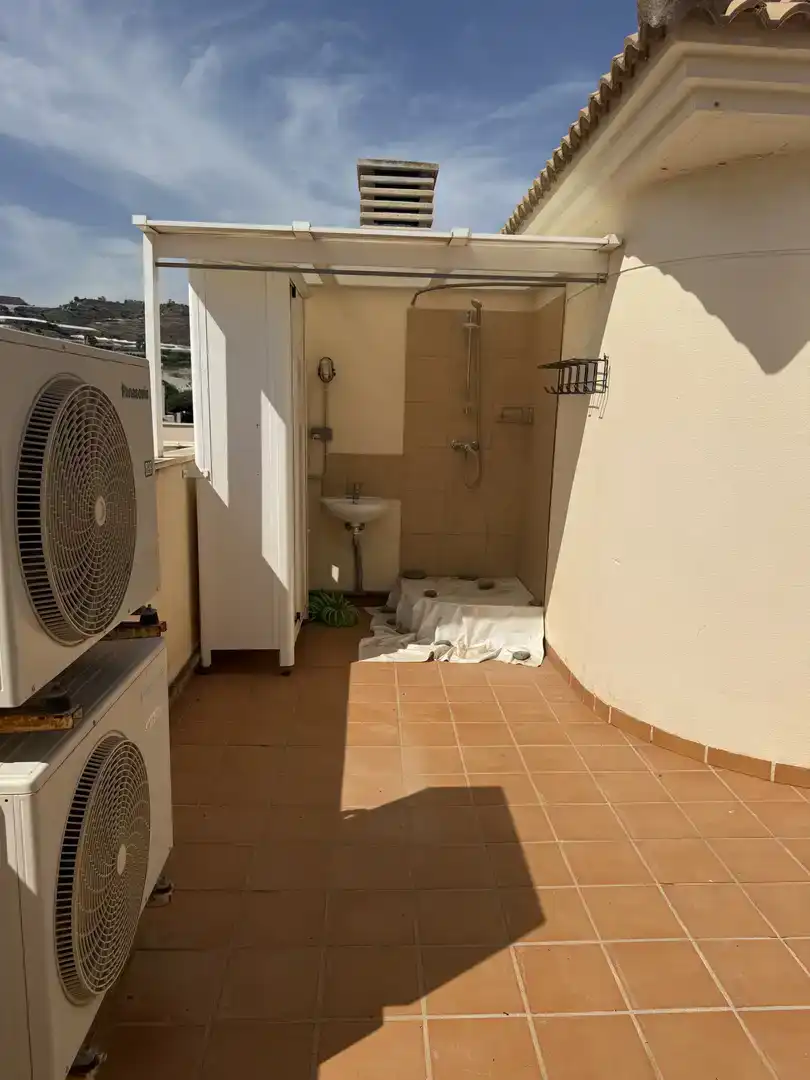 Bany de Dúplex de lloguer en Torrox amb Aire condicionat, Piscina i Moblat