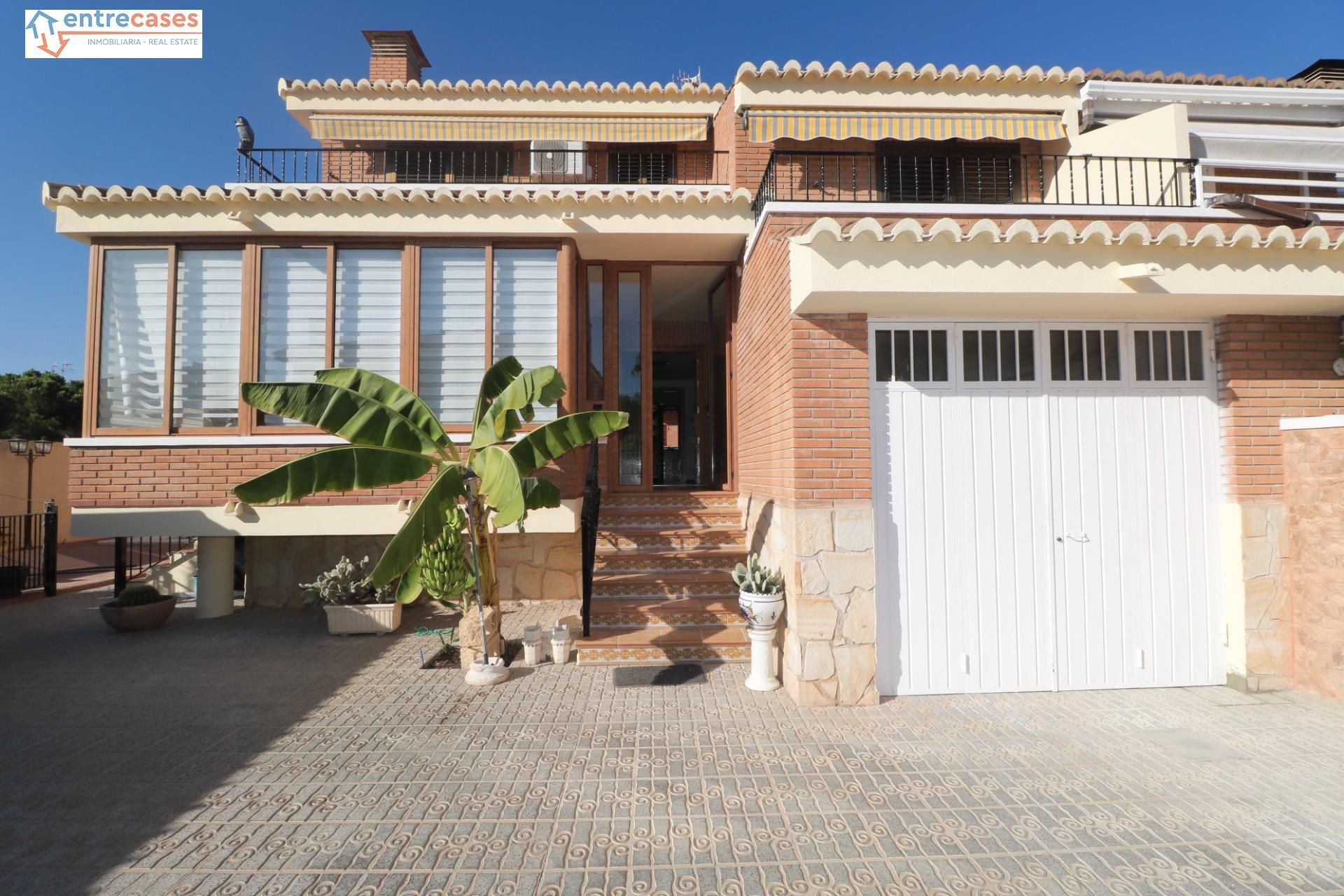 Vista exterior de Casa o xalet en venda en Sagunto / Sagunt amb Aire condicionat, Jardí privat i Terrassa