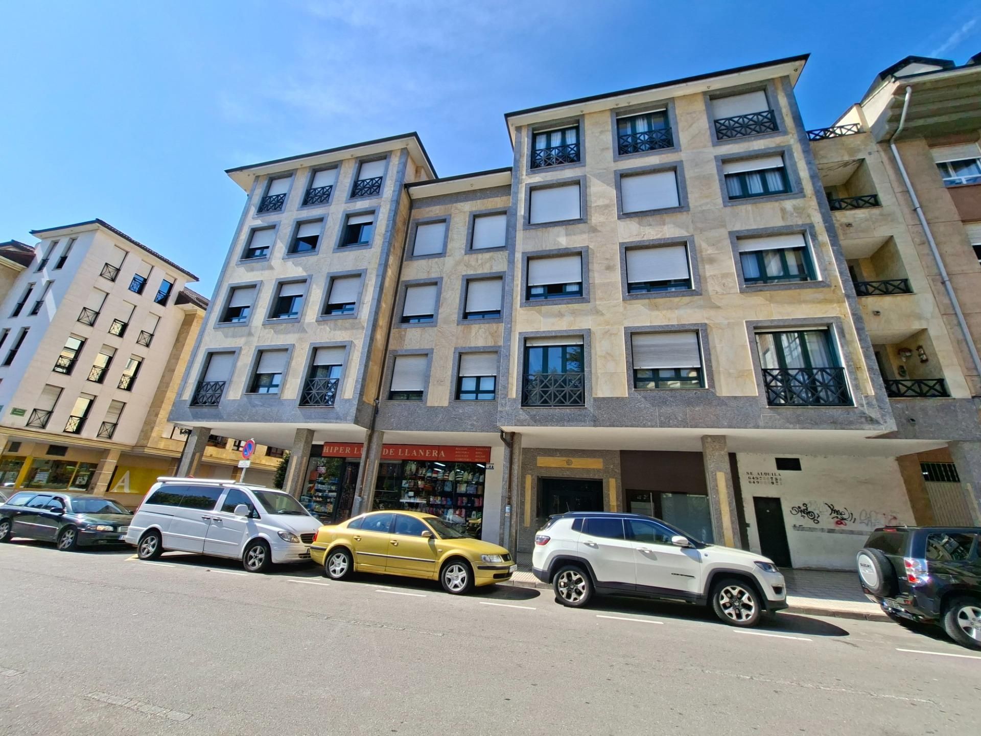 Vista exterior de Àtic en venda en Llanera amb Calefacció