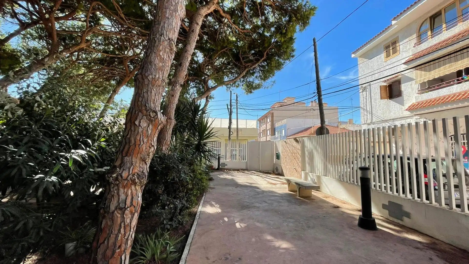 Außenansicht von Erdgeschoss zum Verkauf in San Pedro del Pinatar mit Privatgarten, Terrasse und Balkon