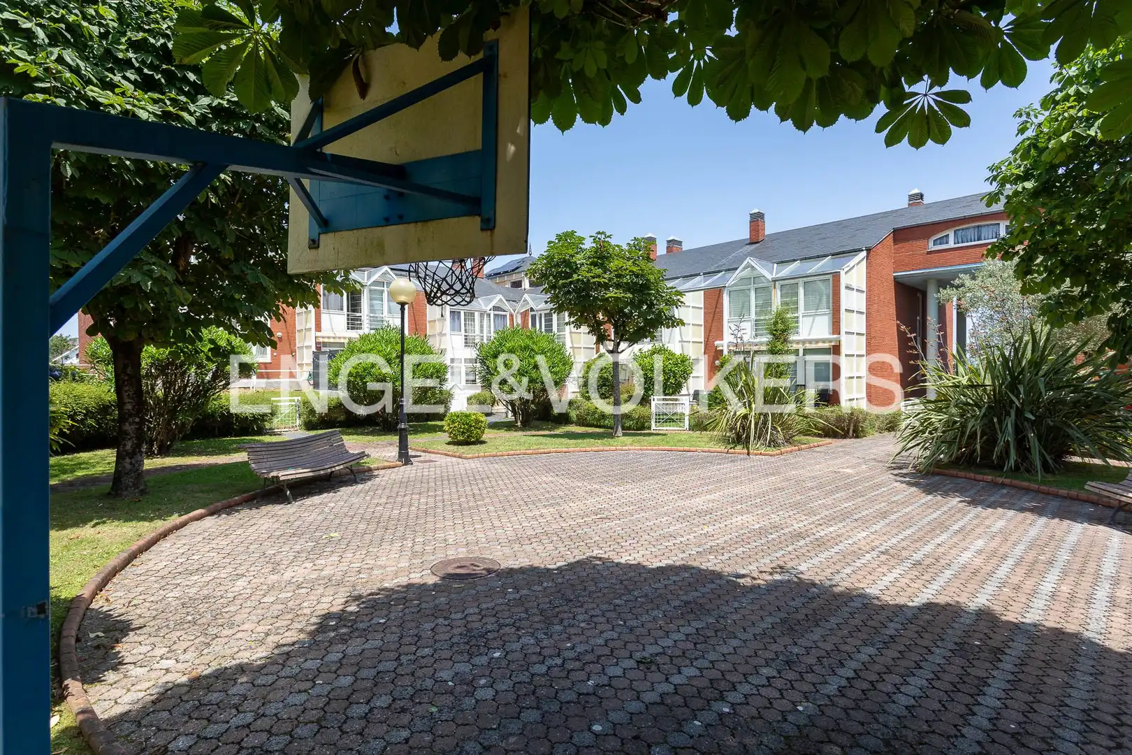 Vista exterior de Casa adosada en venda en Camargo amb Calefacció i Jardí privat