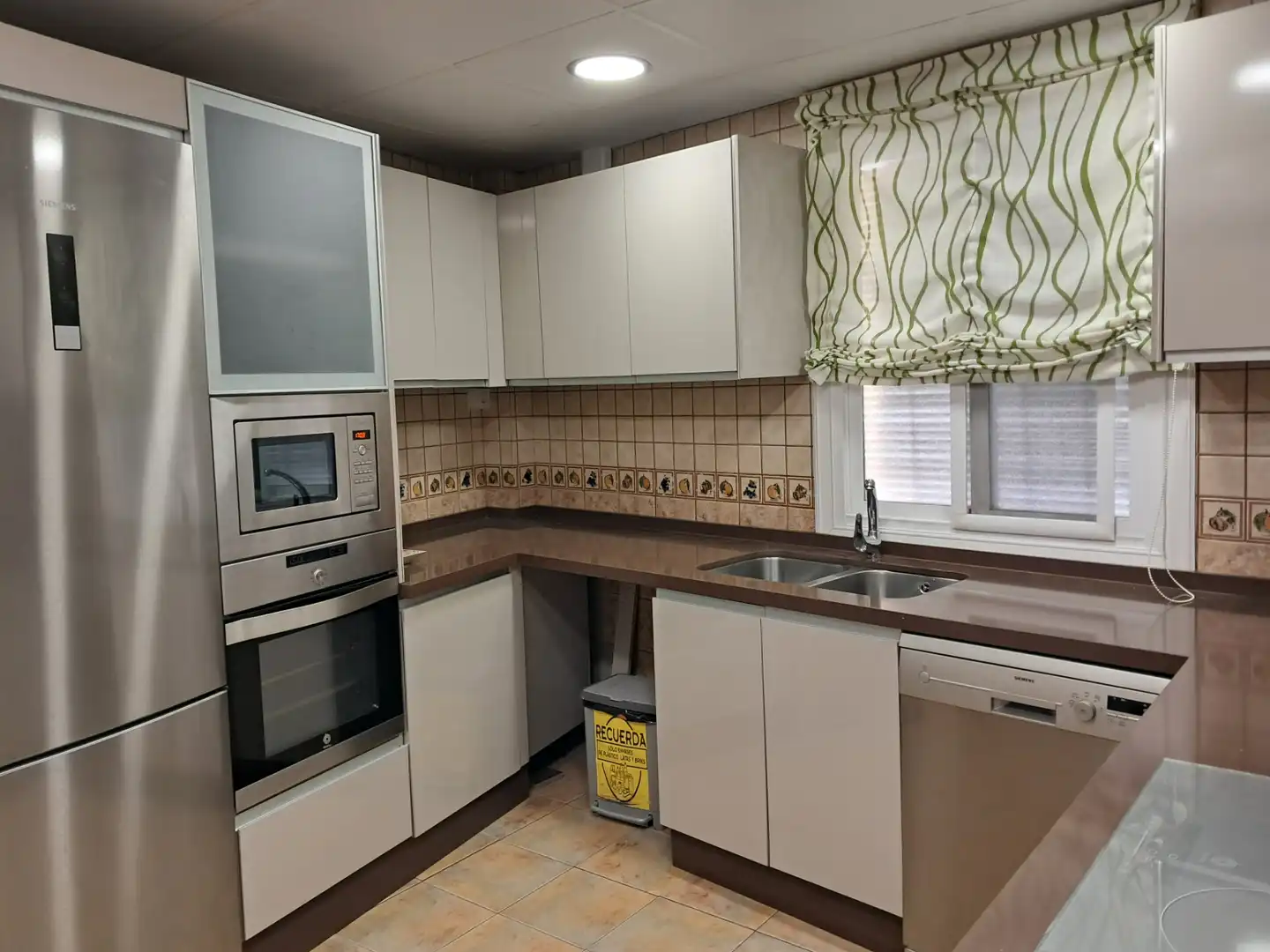 Küche von Wohnung zum Verkauf in Bujalance mit Klimaanlage, Ofen und Mikrowelle