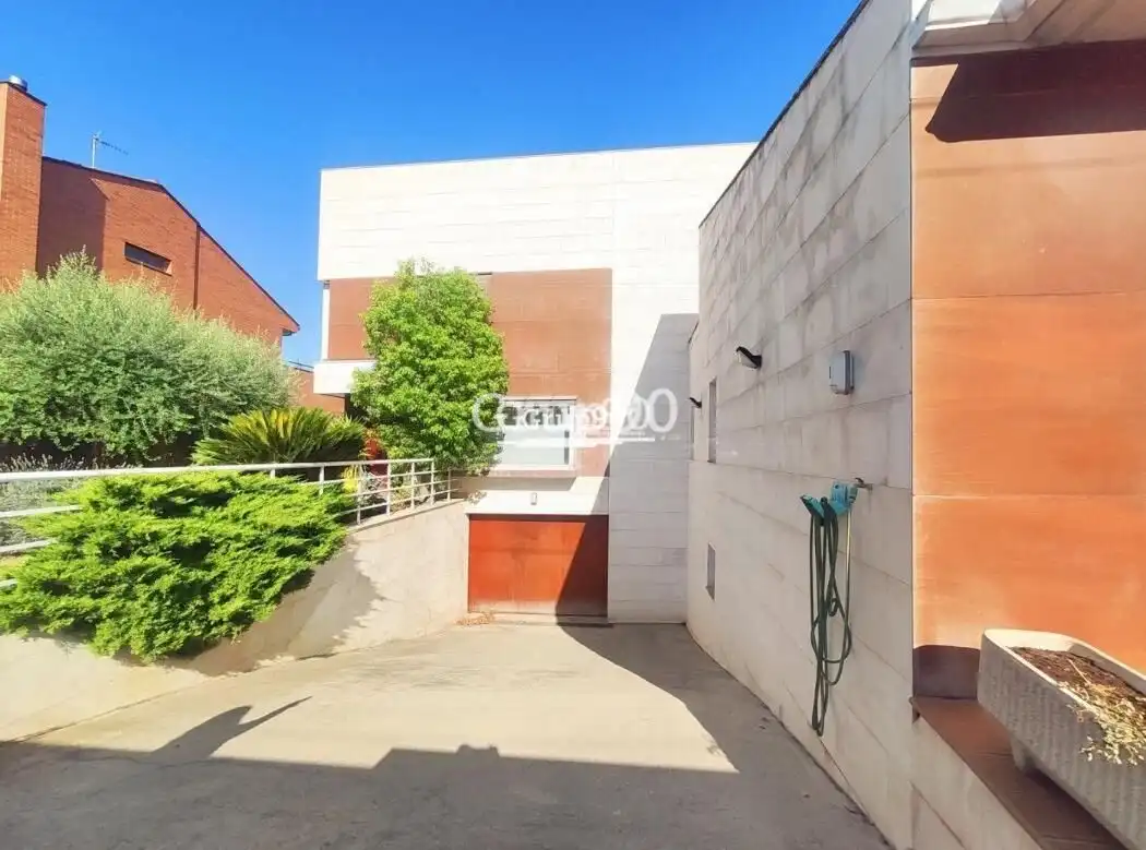 Exterior view of Houses for sale in Lleida  with Heating, Private garden and Parquet flooring