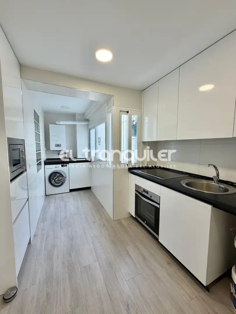 Kitchen of Flat for rent in Madrid  with Air Conditioner and Washing machine
