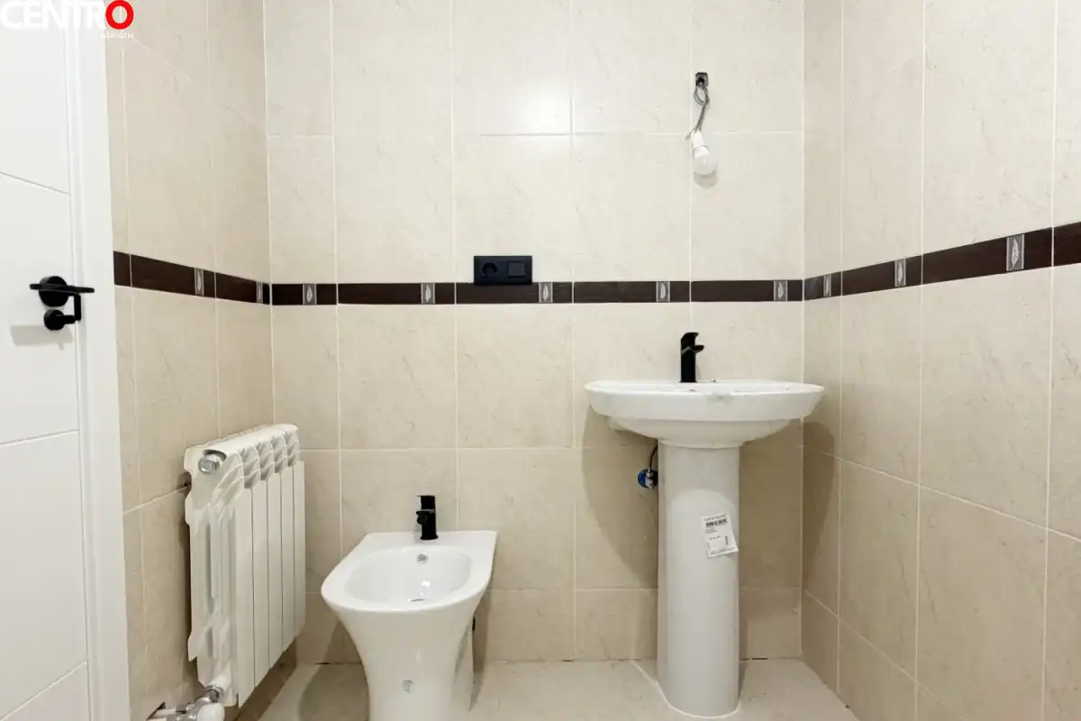 Baño de Piso en venta en La Zubia con Aire acondicionado, Calefacción y Jardín privado
