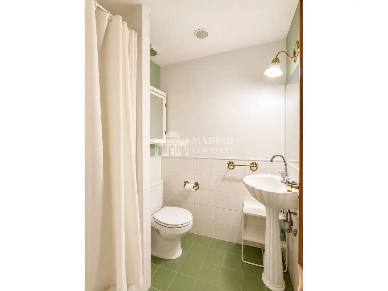 Baño de Estudio de alquiler en Madrid con Aire acondicionado, Calefacción y Parquet