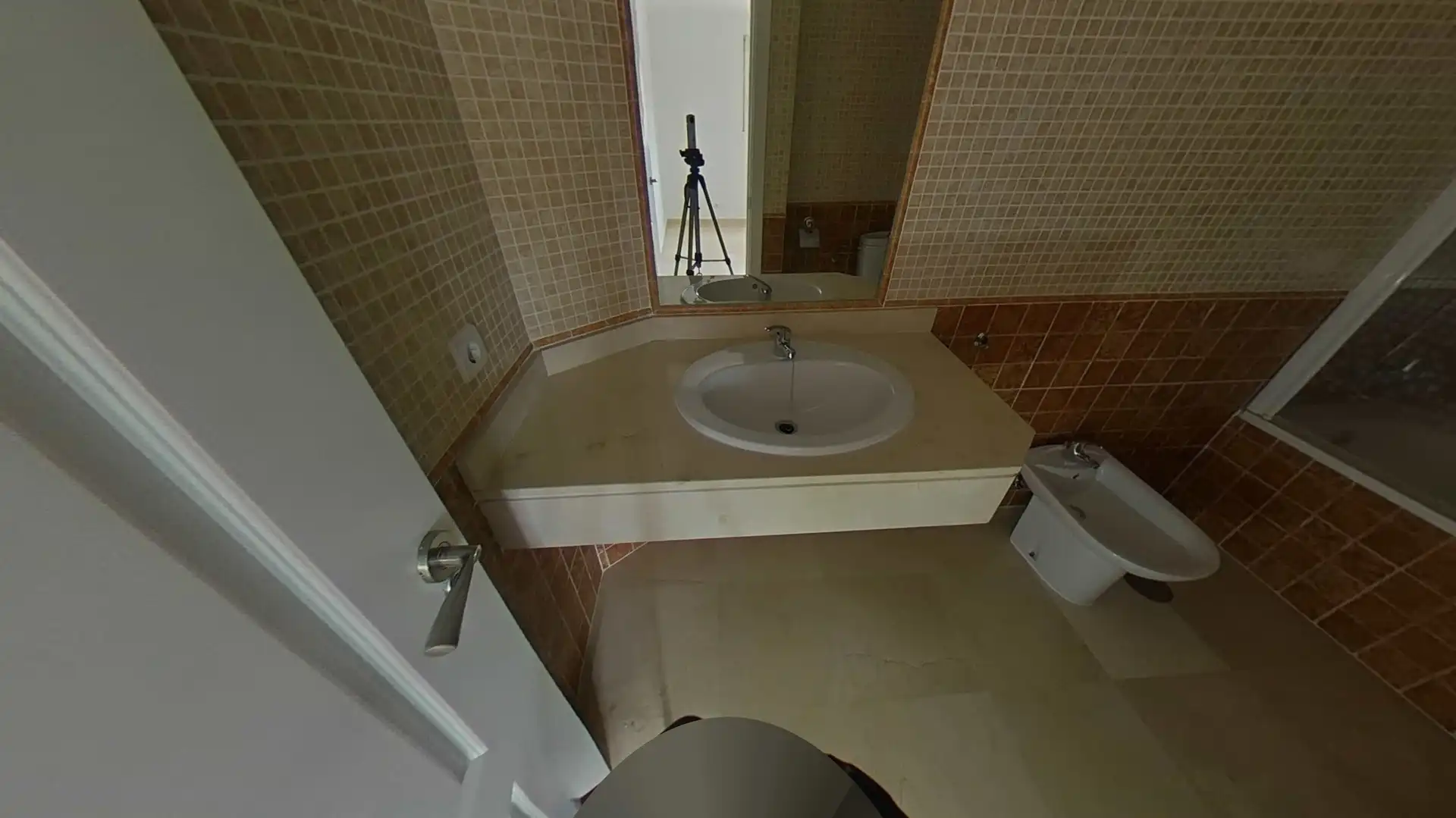 Badezimmer von Wohnungen zum Verkauf in Manilva mit Klimaanlage, Abstellraum und Schwimmbad
