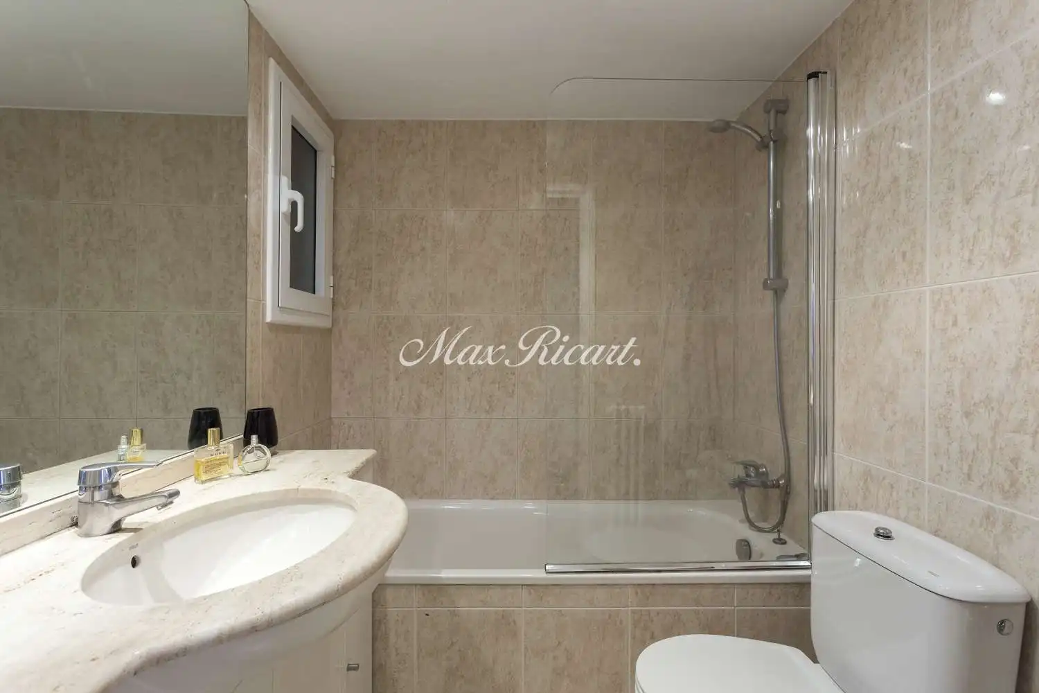 Badezimmer von Wohnung zur Miete in Barcelona mit Klimaanlage, Heizung und Terrasse