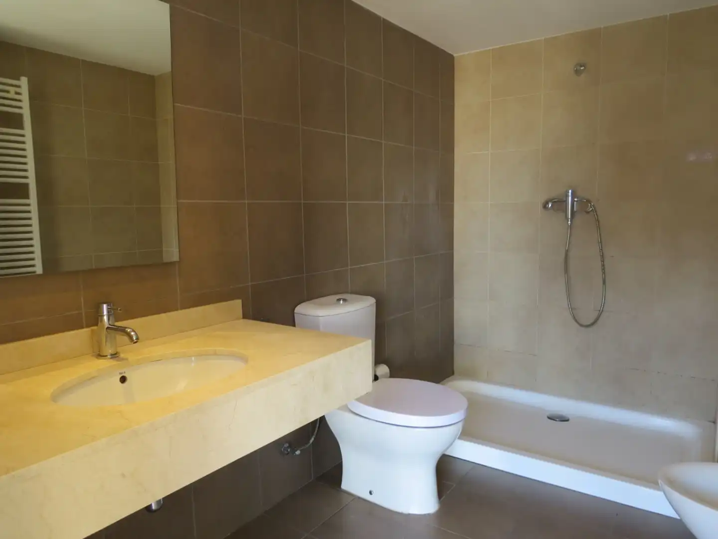Badezimmer von Einfamilien-Reihenhaus zum Verkauf in Sant Andreu de Llavaneres mit Klimaanlage, Heizung und Parkett