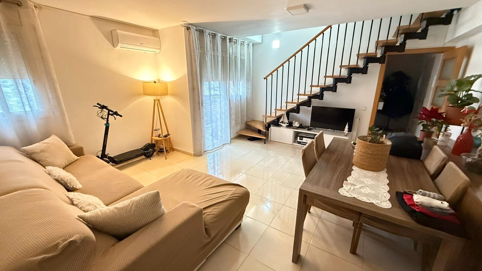 Living room of Duplex to rent in Roda de Berà  with Air Conditioner, Heating and Terrace