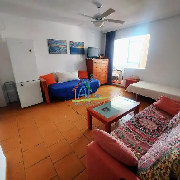 Sala d'estar de Estudi de lloguer en Almonte amb Aire condicionat, Terrassa i Moblat
