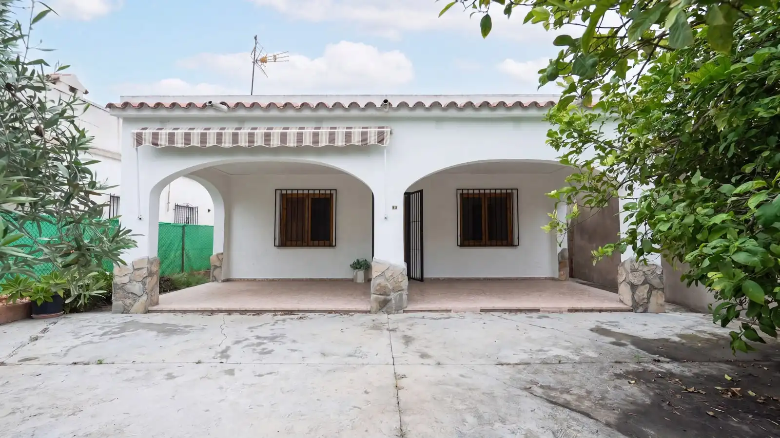 Exterior view of Houses for sale in Oliva  with Terrace and Furnished