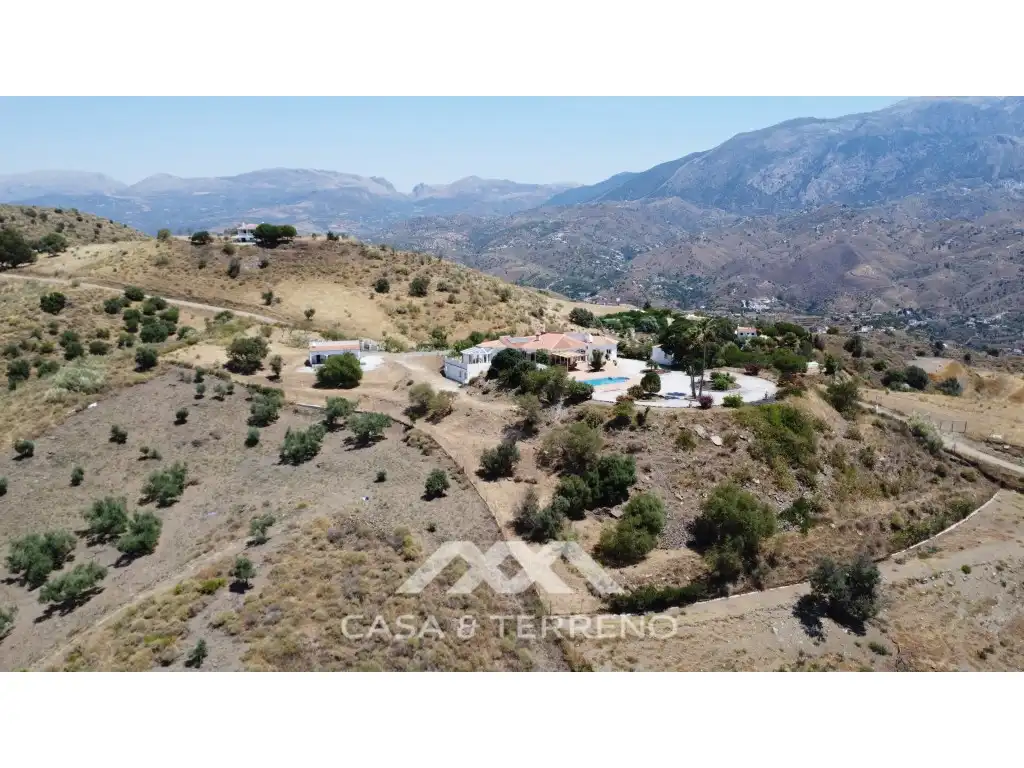 Vista exterior de Casa o xalet en venda en Vélez-Málaga amb Aire condicionat, Jardí privat i Terrassa