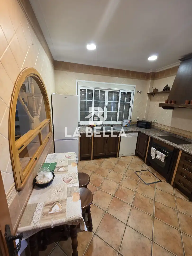Cuina de Casa o xalet en venda en Sevilla amb Aire condicionat, Jardí privat i Traster