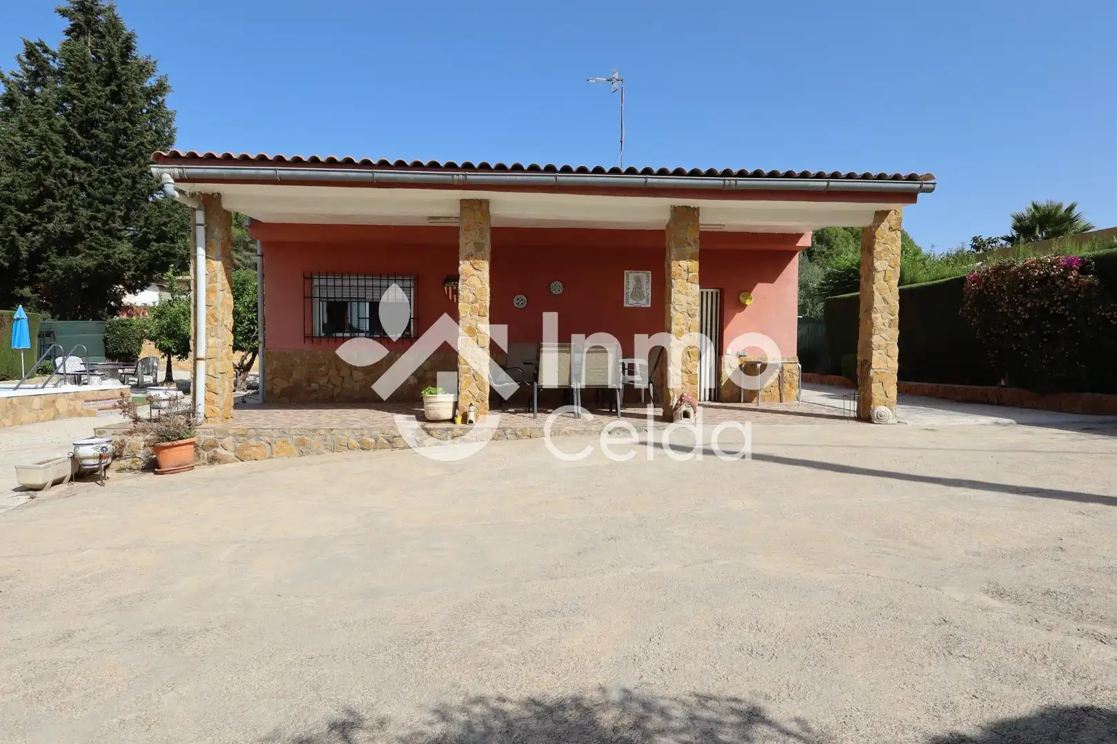 Vista exterior de Casa o xalet en venda en Godelleta amb Aire condicionat, Calefacció i Jardí privat