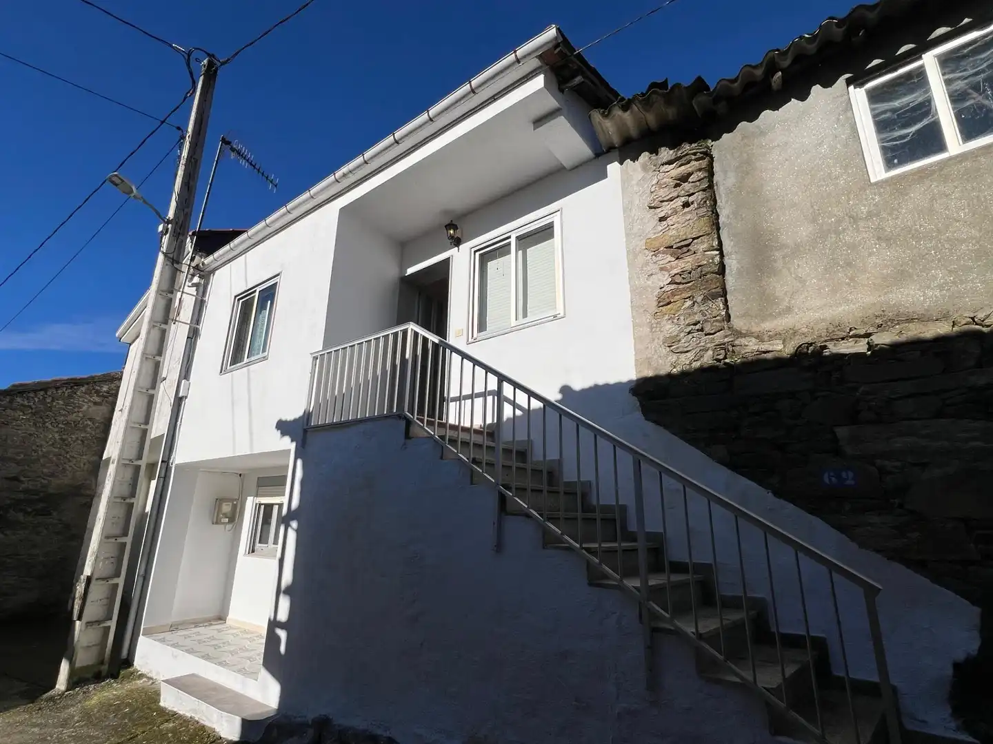 Vista exterior de Finca rústica en venda en Castrelo do Val amb Jardí privat i Moblat
