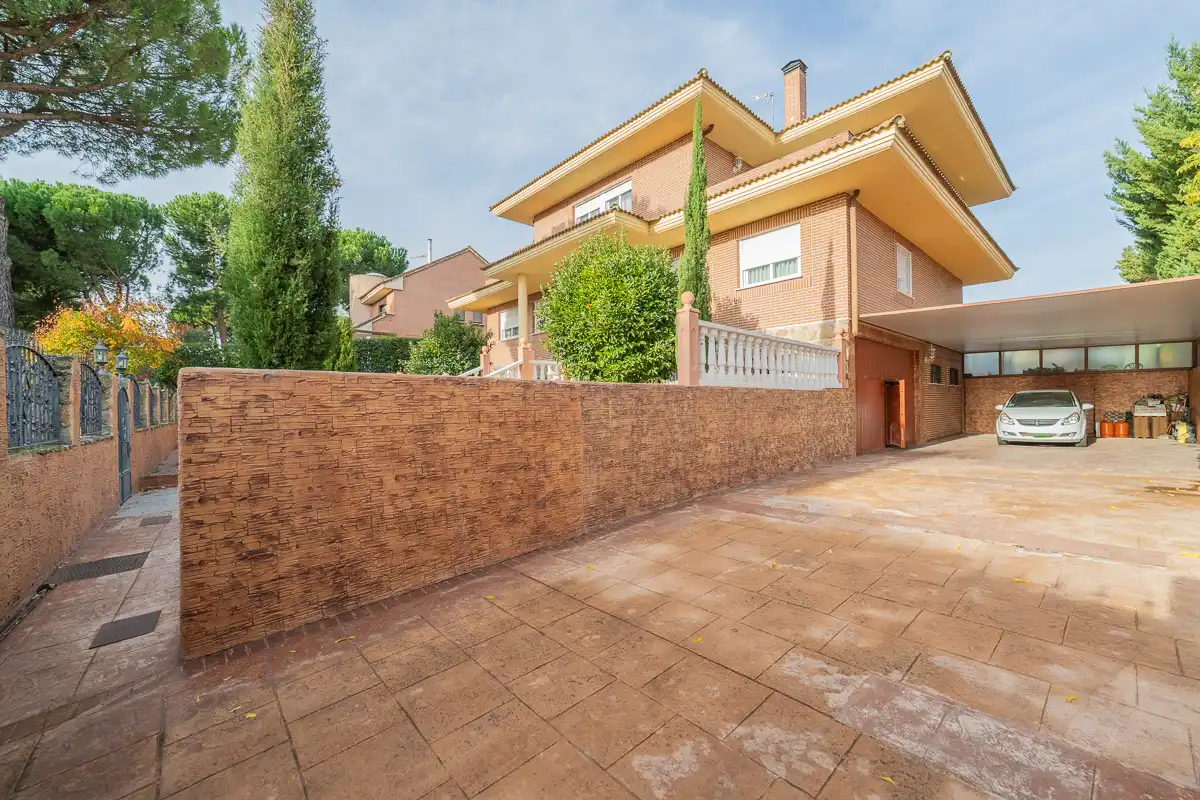 Vista exterior de Casa o xalet en venda en San Sebastián de los Reyes amb Calefacció, Jardí privat i Piscina