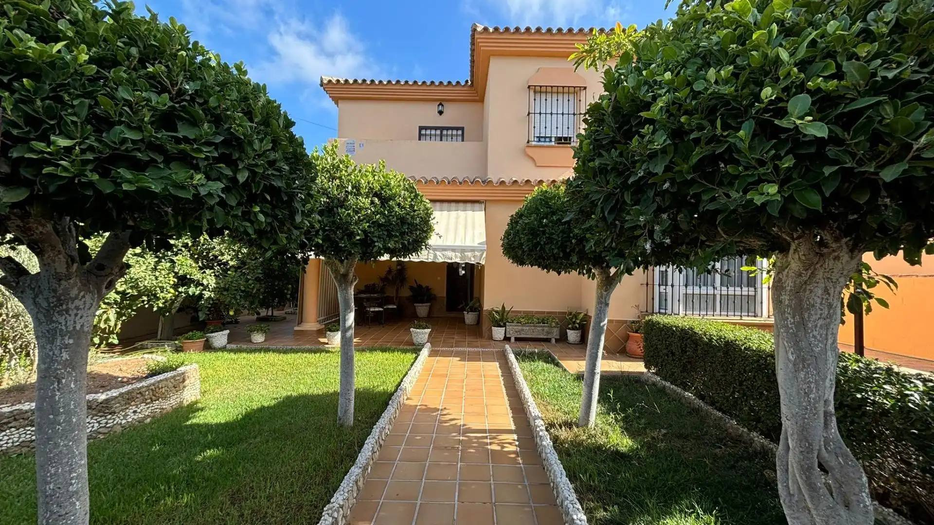 Jardí de Casa o xalet en venda en Chiclana de la Frontera amb Aire condicionat, Jardí privat i Traster