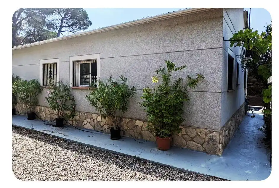 Vista exterior de Casa o xalet en venda en Vidreres amb Aire condicionat, Jardí privat i Terrassa