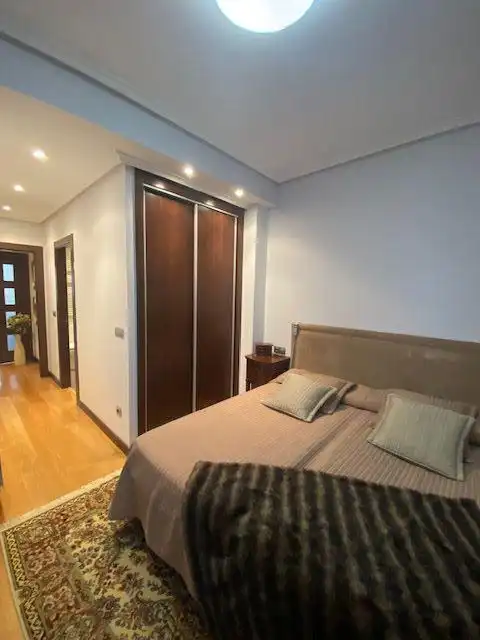 Habitación de Piso en venta en Oviedo  con Calefacción