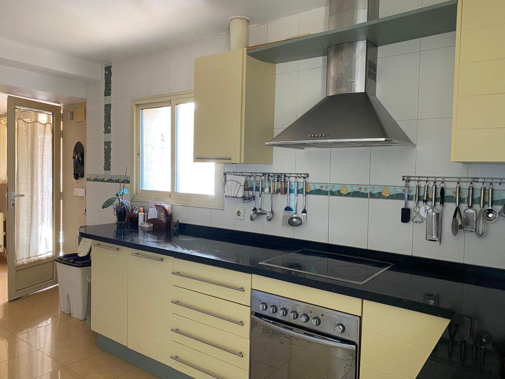 Cuina de Casa adosada en venda en El Campello amb Jardí privat i Piscina comunitària