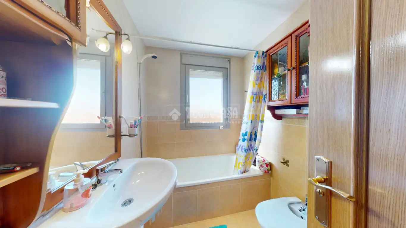 Baño de Piso en venta en Azuqueca de Henares con Aire acondicionado, Calefacción y Piscina comunitaria
