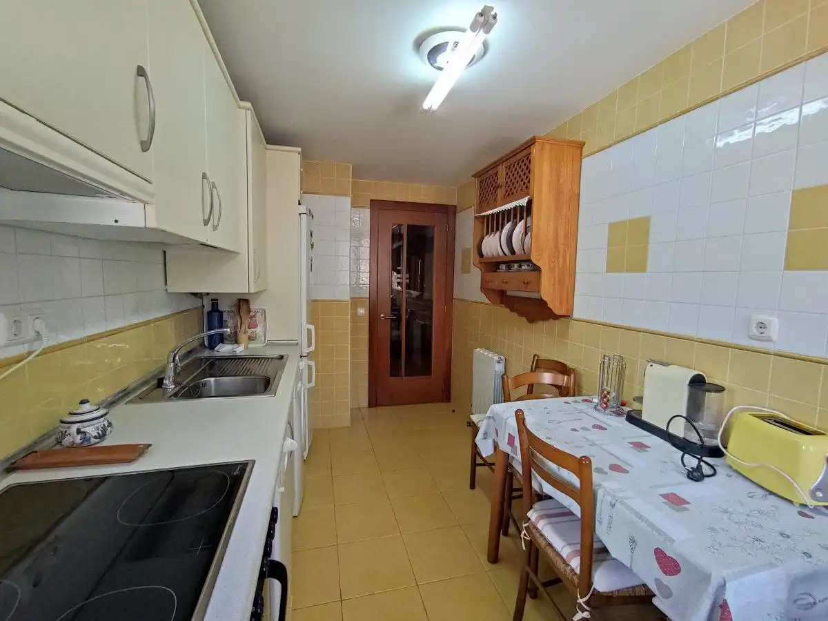 Cuina de Pis en venda en Boltaña amb Calefacció, Parquet i Terrassa