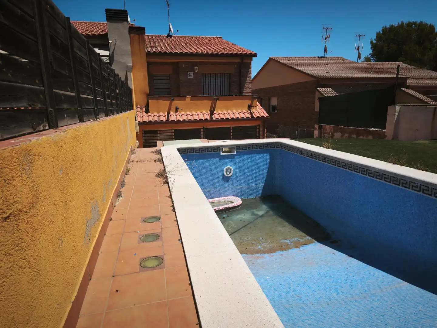 Piscina de Casa adosada en venda en Calafell amb Aire condicionat, Calefacció i Jardí privat