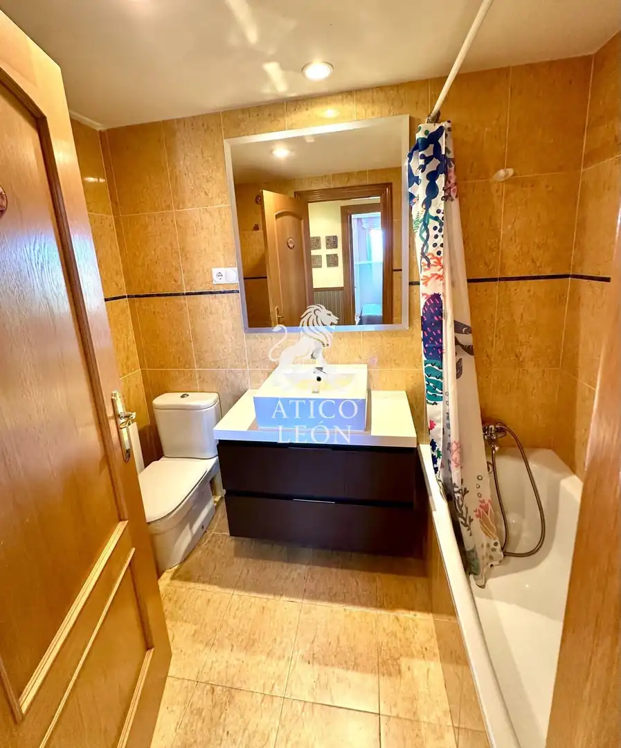 Baño de Piso en venta en León Capital  con Calefacción, Terraza y Trastero