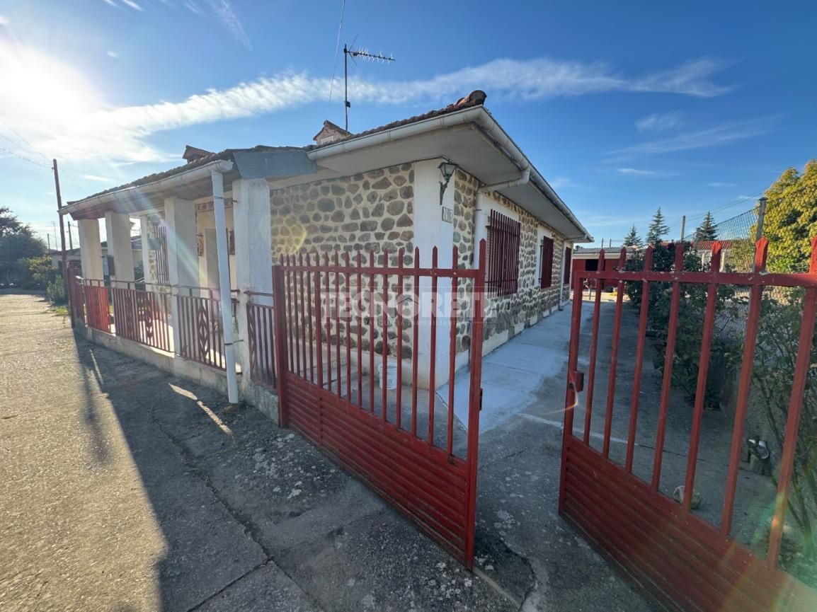 Exterior view of Single-family semi-detached for sale in Espinosa de Henares  with Private garden and Furnished