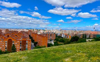 Vista exterior de Pis en venda en  Madrid Capital amb Calefacció, Parquet i Terrassa