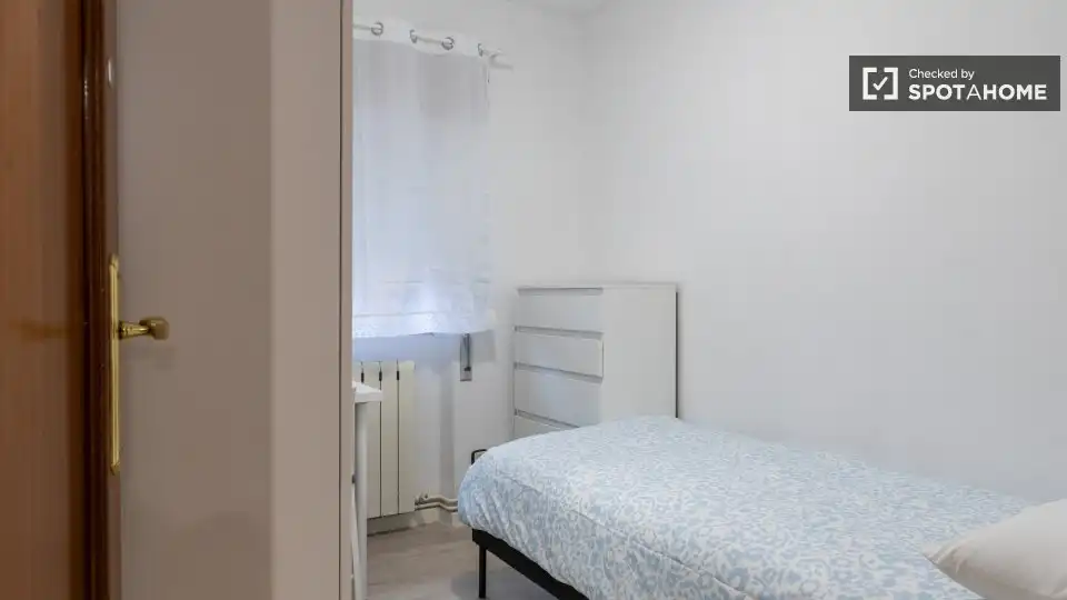Dormitori de Apartament per a compartir en Madrid amb Aire condicionat, Terrassa i Moblat