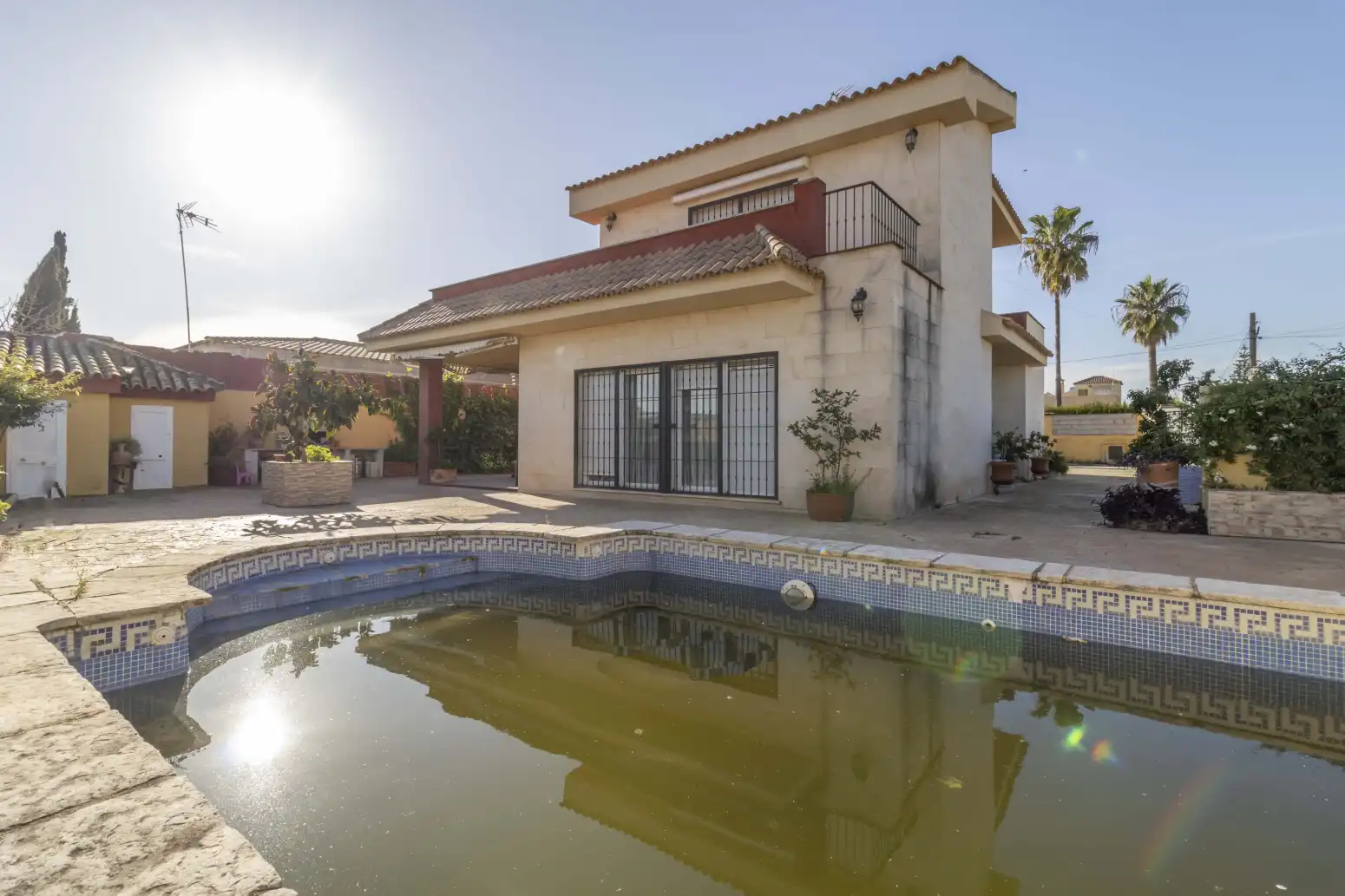 Vista exterior de Casa o xalet en venda en Alcalá de Guadaira amb Aire condicionat, Terrassa i Piscina