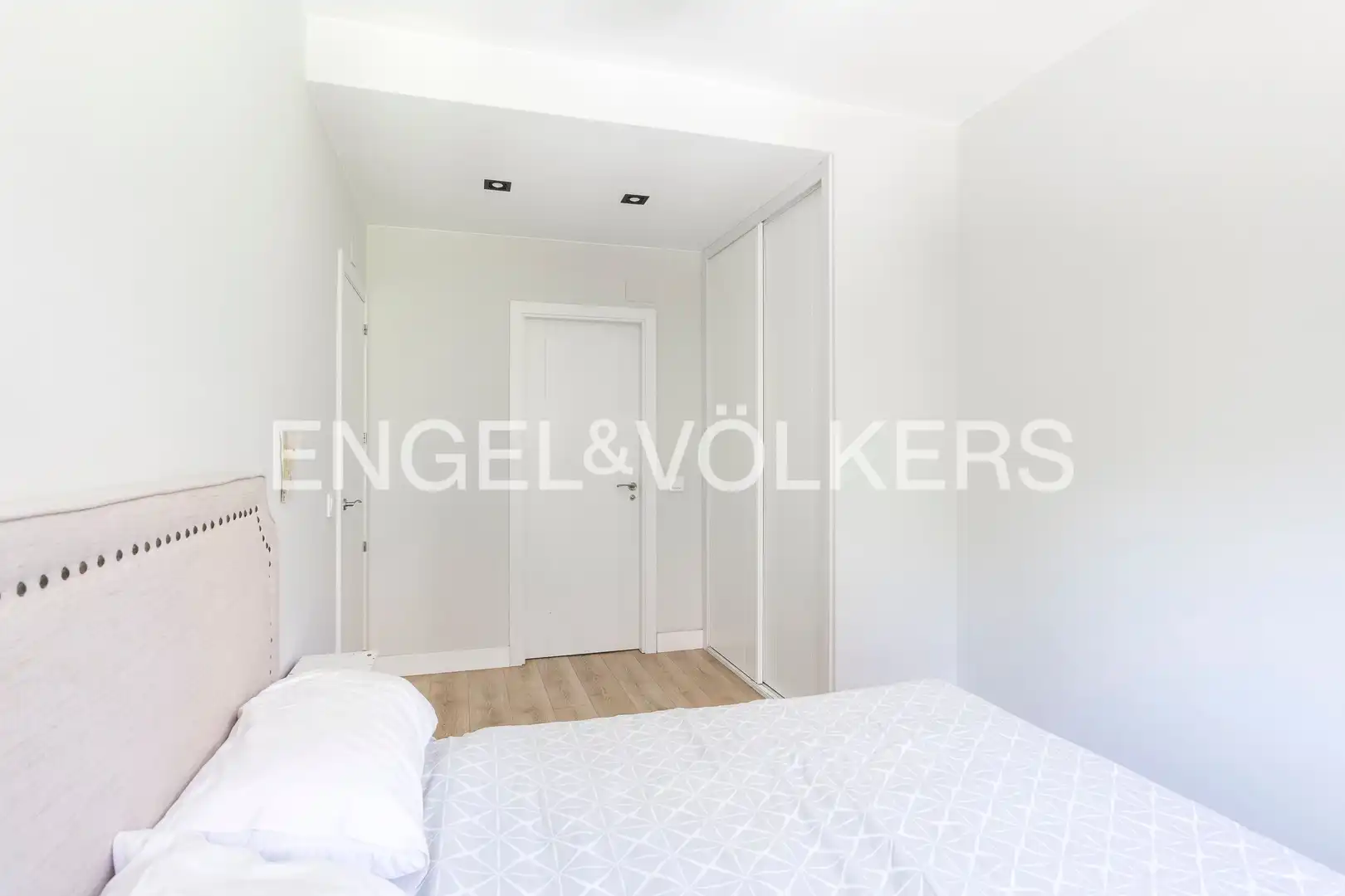 Bedroom of Apartments for sale in Madrid  with Air Conditioner, Heating and Private garden