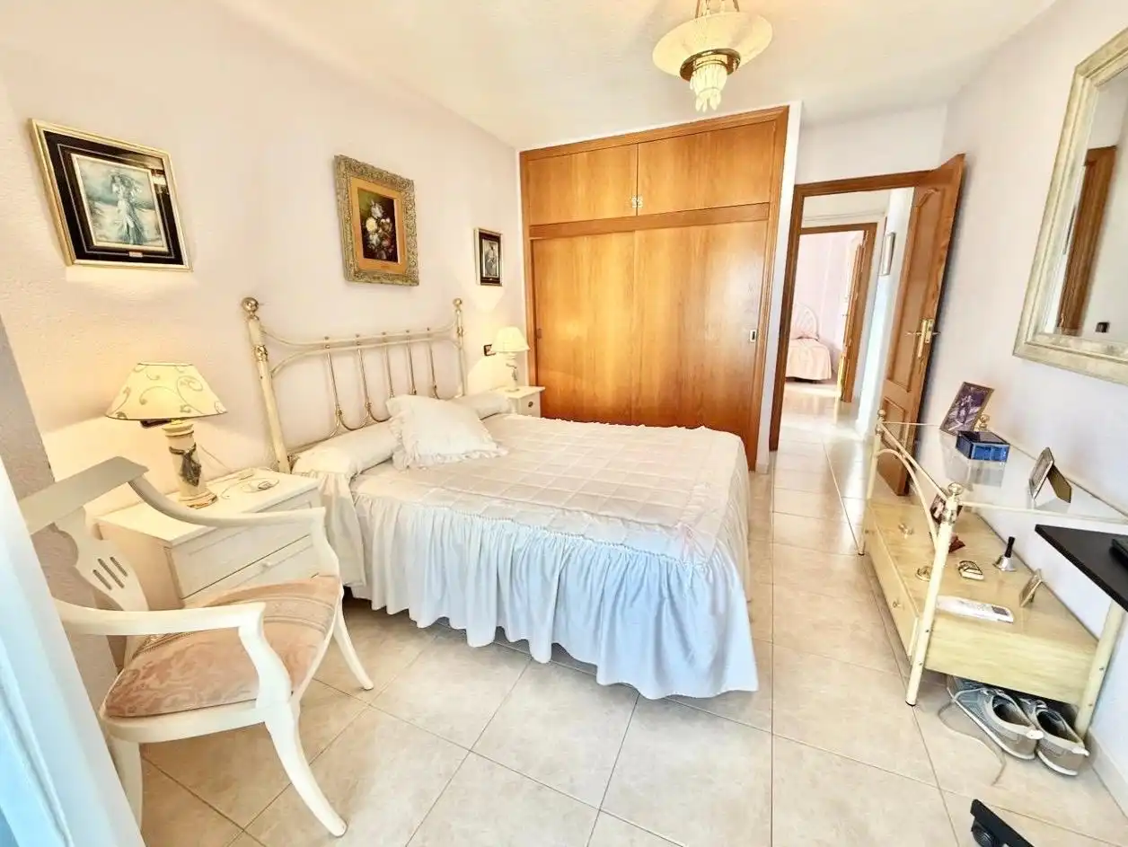 Schlafzimmer von Wohnungen zur Miete in Benidorm mit Klimaanlage, Heizung und Schwimmbad