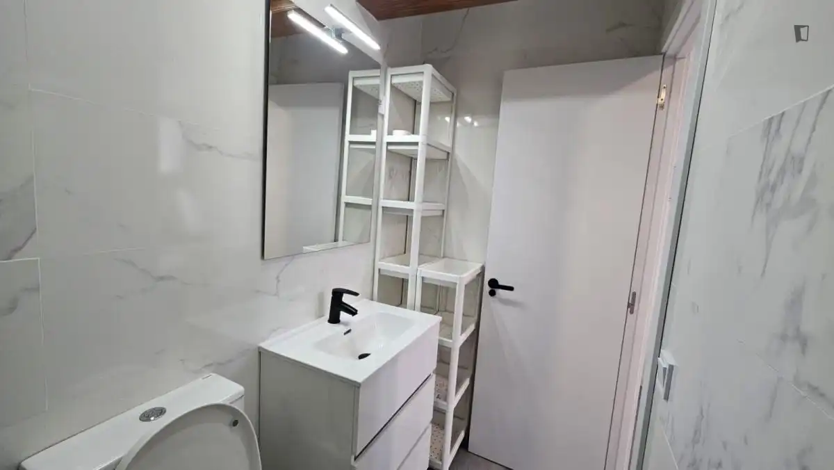Baño de Apartamento de alquiler en Madrid con Aire acondicionado, Calefacción y Amueblado