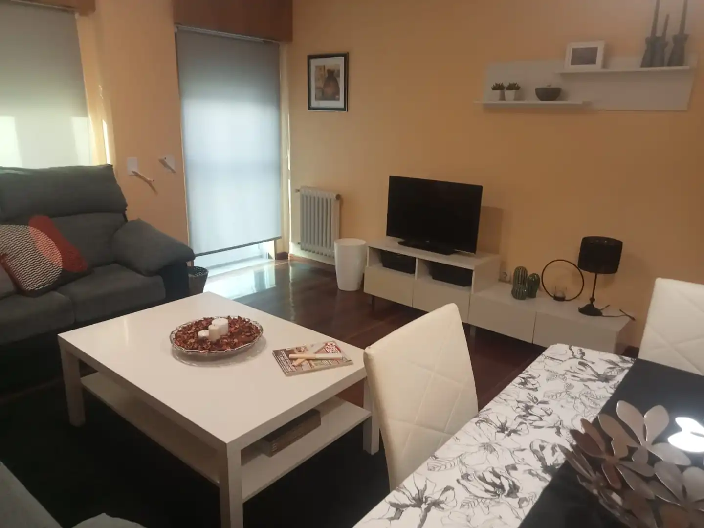 Living room of Flat for rent in Santiago de Compostela   with Heating, Parquet flooring and Terrace