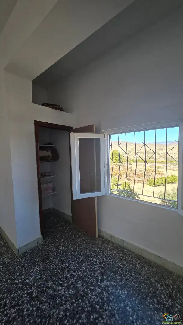 Dormitori de Finca rústica en venda en Íllar amb Jardí privat, Terrassa i Moblat