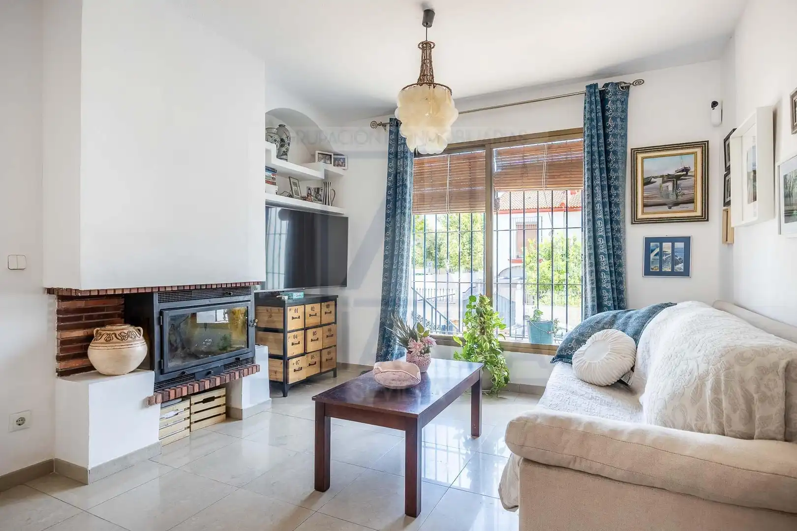 Wohnzimmer von Einfamilien-Reihenhaus zum Verkauf in Mairena del Aljarafe mit Klimaanlage und Privatgarten