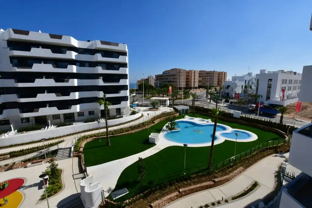 Vista exterior de Apartamento en venta en Elche / Elx con Calefacción, Terraza y Piscina
