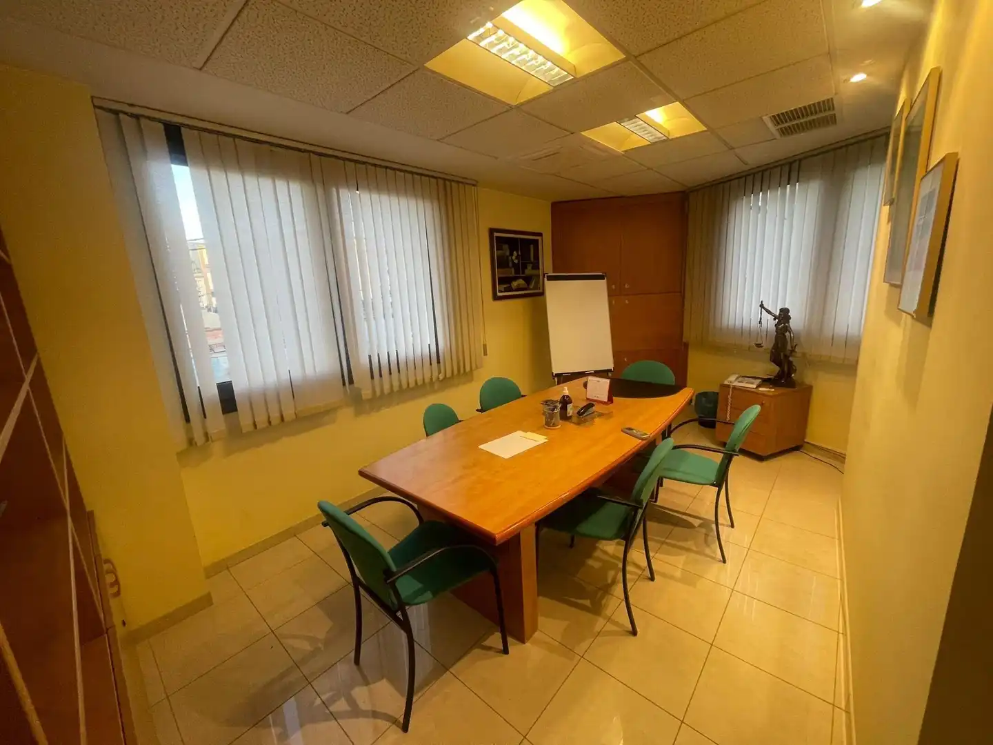 Büro zur Miete in Igualada mit Klimaanlage, Abstellraum und Möbliert